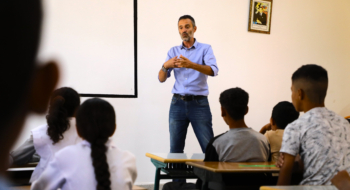Un enseignant et ses élèves dans une salle de classe du collège Anoual, dans la province de Moulay Yacoub, qui a adopté en 2024 le programme des collèges pionniers.