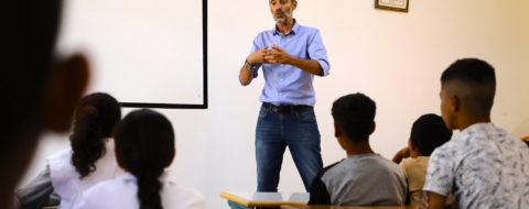 Un enseignant et ses élèves dans une salle de classe du collège Anoual, dans la province de Moulay Yacoub, qui a adopté en 2024 le programme des collèges pionniers.