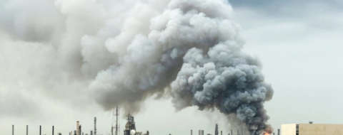 Une raffinerie de pétrole à Bahrein touchée par un projectile iranien.