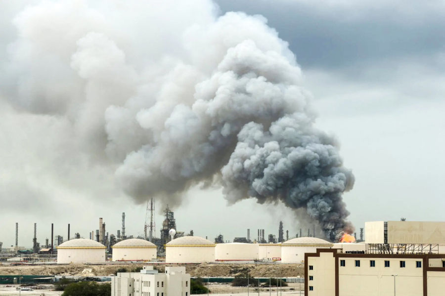 Une raffinerie de pétrole à Bahrein touchée par un projectile iranien.