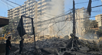 Les conséquences d’une frappe aérienne israélienne sur Dahiyeh, une banlieue sud de Beyrouth, au Liban, mardi. Crédit… Hassan Ammar / Associated Press.