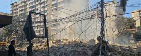 Les conséquences d’une frappe aérienne israélienne sur Dahiyeh, une banlieue sud de Beyrouth, au Liban, mardi. Crédit… Hassan Ammar / Associated Press.