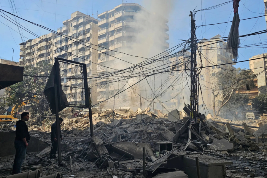 Les conséquences d’une frappe aérienne israélienne sur Dahiyeh, une banlieue sud de Beyrouth, au Liban, mardi. Crédit… Hassan Ammar / Associated Press.