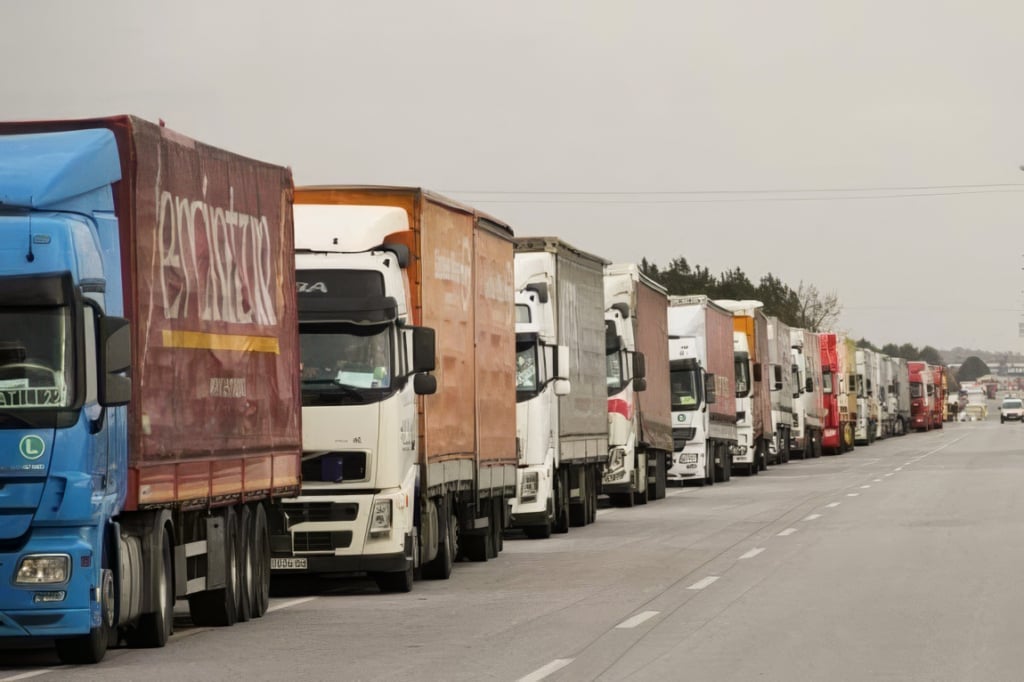 Des camions immobilisés sur la route lors d'une grève des transporteurs.