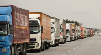 Des camions immobilisés sur la route lors d'une grève des transporteurs.