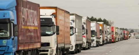 Des camions immobilisés sur la route lors d'une grève des transporteurs.
