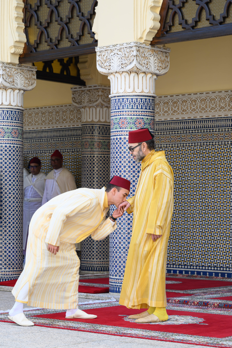 le Roi, Amir Al-Mouminine, accomplit la prière de l'Aïd Al-Fitr à la mosquée "Ahl Fès" à Rabat et reçoit les voeux en cette heureuse occasion