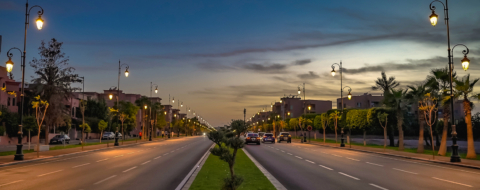 Une artère de Marrakech dont l'éclairage public a été réalisé par Lamalif.