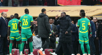 Le sélectionneur sénégalais Pape Thiaw demandant à ses joueurs de quitter la pelouse lors de la finale de la CAN 2025 à Rabat.