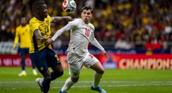 Brahim Diaz aux prises avec une défense équatorienne de fer.