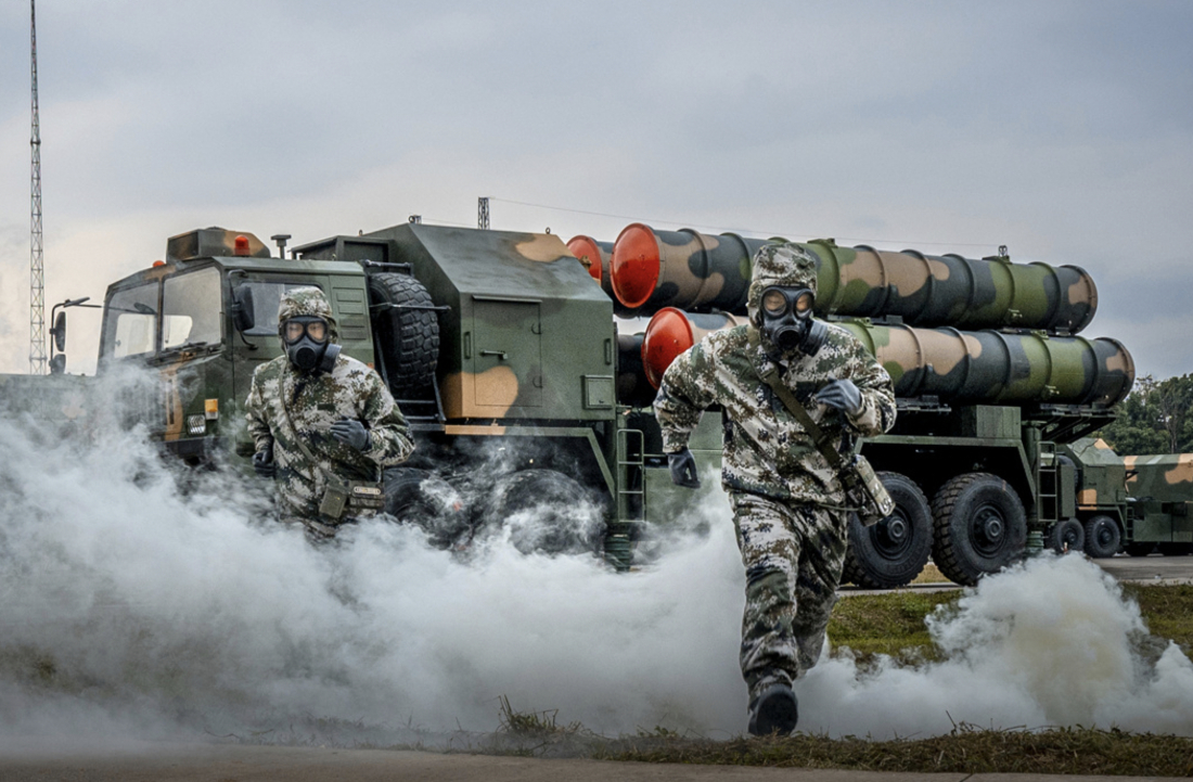 Des soldats chinois affectés à une unité de défense aérienne opérant un système HQ-9 lors d’un exercice d’entraînement multidisciplinaire, le 27 février 2026.