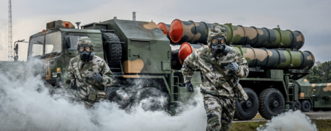 Des soldats chinois affectés à une unité de défense aérienne opérant un système HQ-9 lors d’un exercice d’entraînement multidisciplinaire, le 27 février 2026.