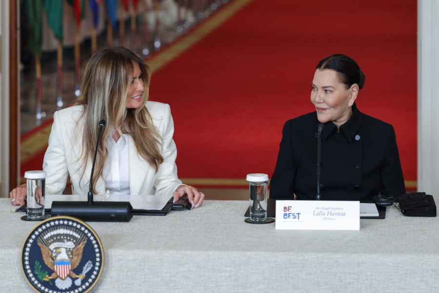 La princesse Lalla Hasnaa et Melania Trump, première dame des États-Unis, lors du sommet de la Coalition mondiale pour les enfants « Fostering the Future Together », tenu à la Maison Blanche, à Washington, le 25 mars 2026.