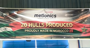Une banderole célébrant la production de 20 coques pour véhicules blindés WhAP 8x8 dans l'usine marocaine de Metlonics.