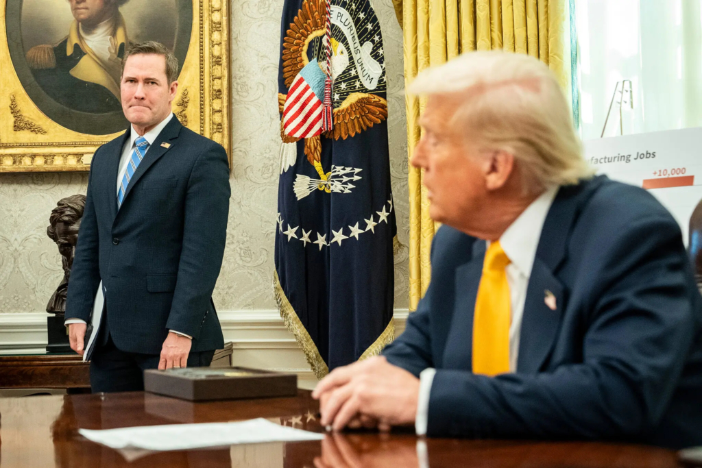 Mike Waltz, représentant permanent des Etats-Unis à l'ONU dans le Bureau Ovale avec Donald Trump.