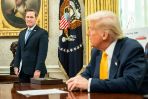 Mike Waltz, représentant permanent des Etats-Unis à l'ONU dans le Bureau Ovale avec Donald Trump.