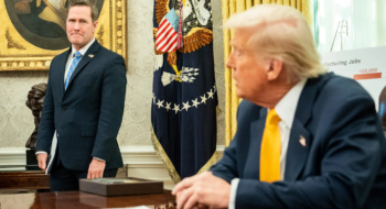 Mike Waltz, représentant permanent des Etats-Unis à l'ONU dans le Bureau Ovale avec Donald Trump.