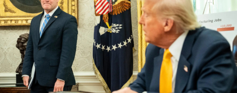 Mike Waltz, représentant permanent des Etats-Unis à l'ONU dans le Bureau Ovale avec Donald Trump.