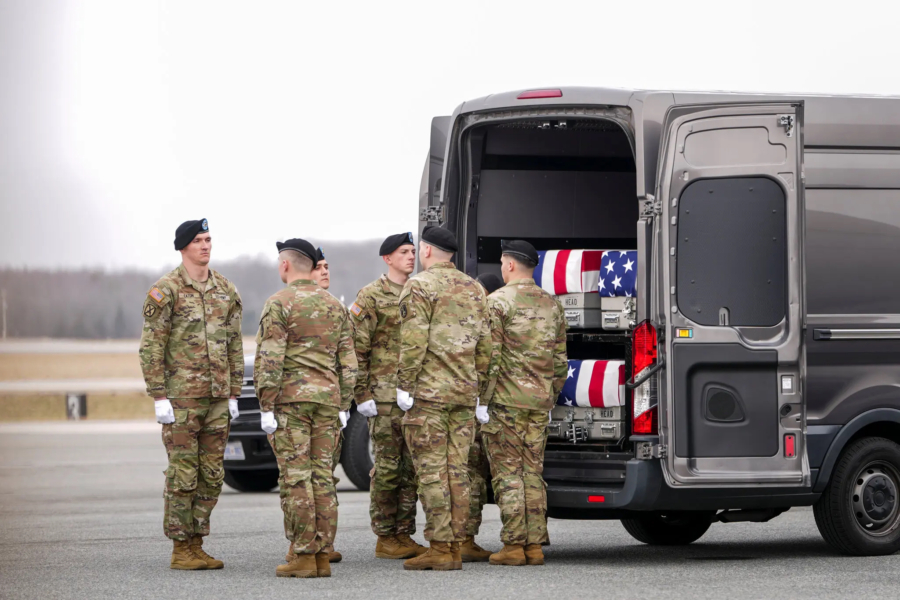Les six premiers militaires américains tués dans la guerre contre l’Iran ont été rapatriés samedi à la base aérienne de Dover, dans le Delaware