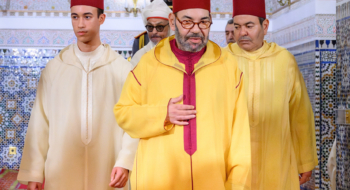 Le roi Mohammed V présidant, au Palais royal de Rabat, une veillée religieuse en commémoration de Laylat Al-Qadr.