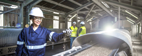 Une opératrice dans l'usine d'engrais du Groupe OCP à Jorf Lasfar.