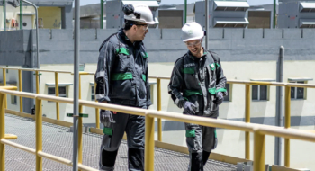 Deux collaborateurs du Groupe OCP inspectant des installations sur une plateforme de transformation de phosphate.