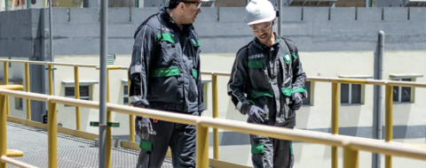 Deux collaborateurs du Groupe OCP inspectant des installations sur une plateforme de transformation de phosphate.
