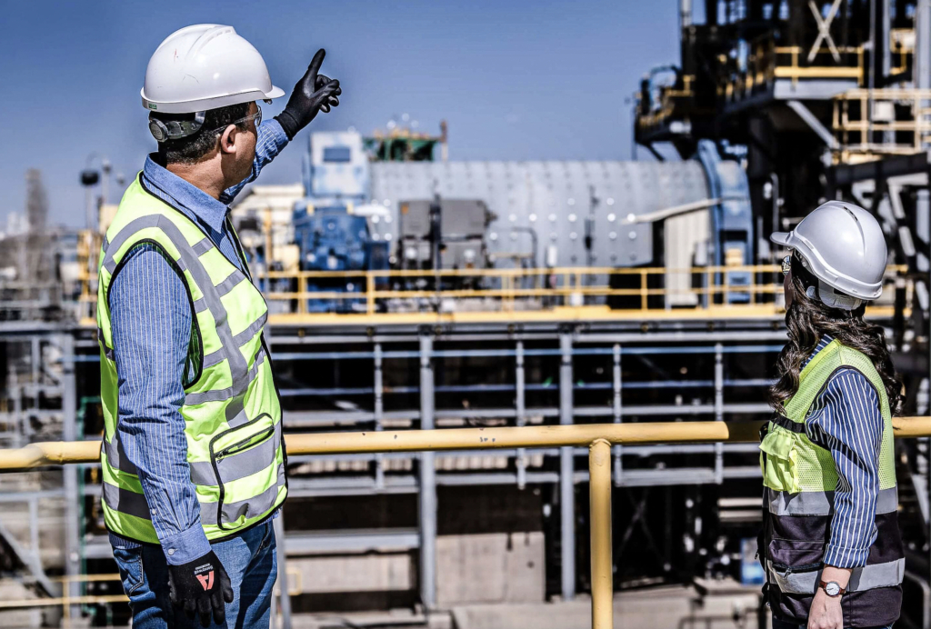Deux collaborateurs du Groupe OCP inspectent les installations de traitement sur l'une des plateformes de transformation de phosphate
