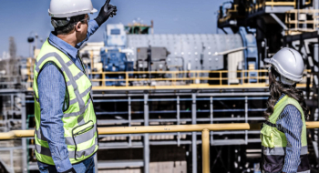 Deux collaborateurs du Groupe OCP inspectent les installations de traitement sur l'une des plateformes de transformation de phosphate