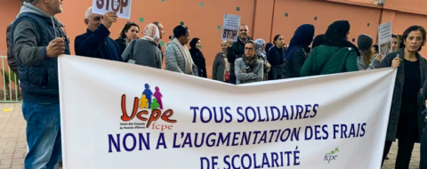Un sit-in organisé par des parents d'élèves devant une école du réseau AEFE au Maroc.