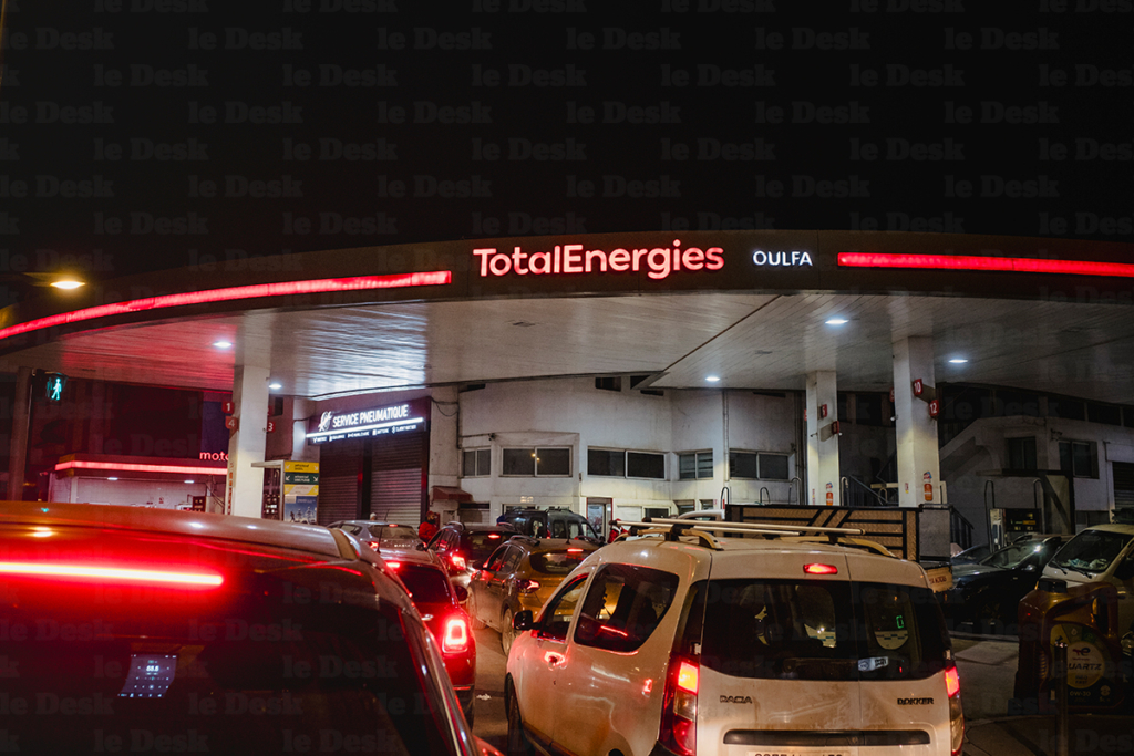 Une station-service casablancaise submergée par l'afflux d'automobilistes, dans la nuit du 15 au 16 mars 2026.