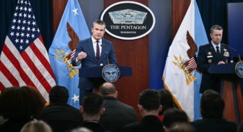 Le secrétaire américain à la Défense, Pete Hegseth, et le général Dan Caine, chef d'état-major interarmées lors d’une conférence de presse ce 2 mars à Washington
