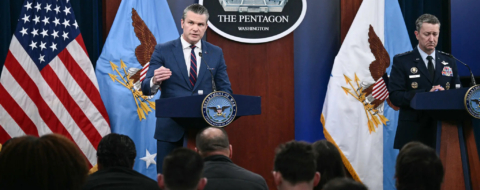 Le secrétaire américain à la Défense, Pete Hegseth, et le général Dan Caine, chef d'état-major interarmées lors d’une conférence de presse ce 2 mars à Washington