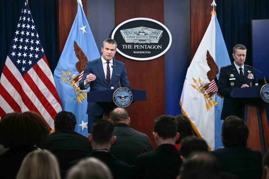Le secrétaire américain à la Défense, Pete Hegseth, et le général Dan Caine, chef d'état-major interarmées lors d’une conférence de presse ce 2 mars à Washington