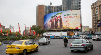 Un bilboard géant à Téhéran montrant la transition dynastique entre les Khamenei.