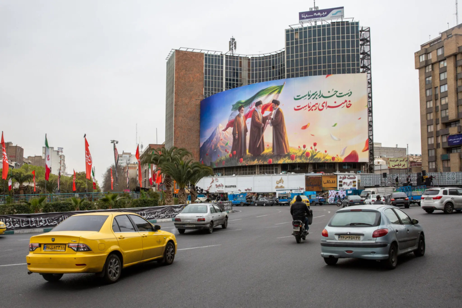 Un bilboard géant à Téhéran montrant la transition dynastique entre les Khamenei.