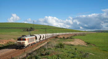 Un train de transport de phosphates opéré par l'ONCF.
