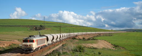 Un train de transport de phosphates opéré par l'ONCF.