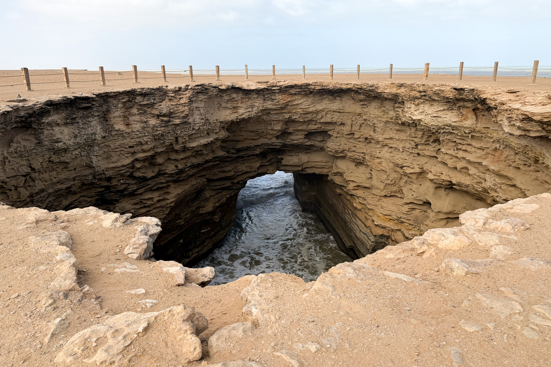 Le Trou du diable, une curiosité naturelle située dans le voisinage de la commune d'Akhfennir.