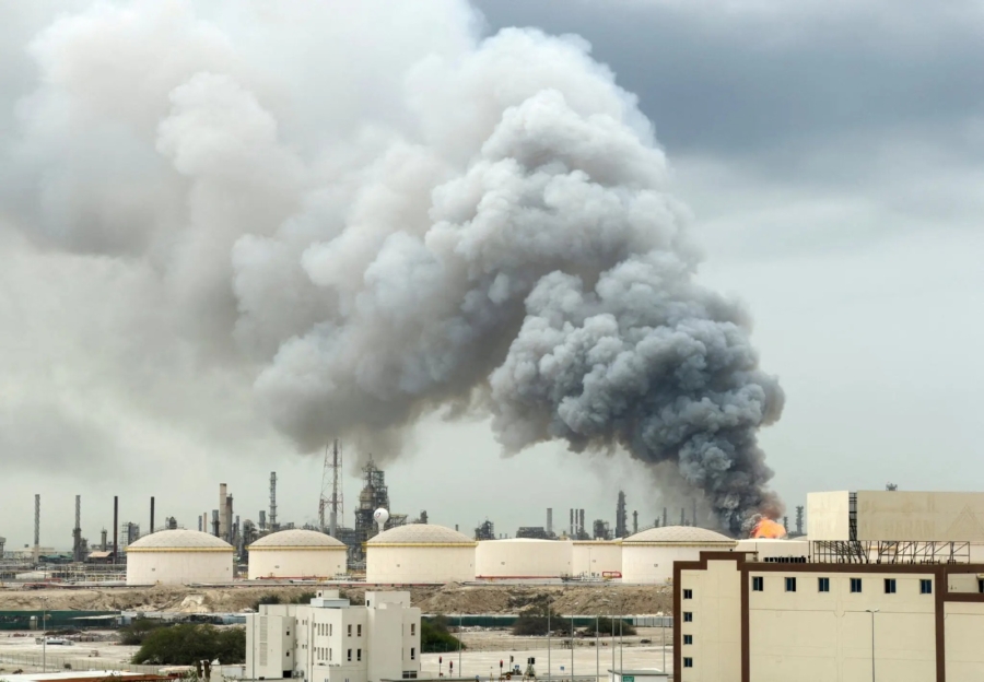 De la fumée s'élève après une frappe sur la raffinerie de pétrole Bapco, sur l'île de Sitra, à Bahreïn, le 9 mars 2026.