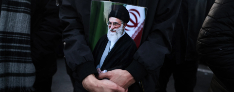 Un homme tient une affiche du guide suprême iranien, l’ayatollah Ali Khamenei, tué lors de frappes conjointes américaines et israéliennes, alors qu’il rejoint d’autres personnes en deuil sur une place à Téhéran, le 1er mars 2026. Crédit : AFP