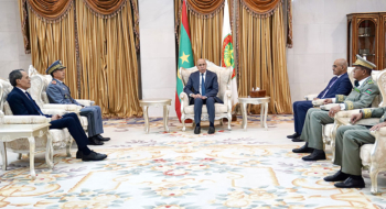 Le président mauritanien Mohamed Ould Cheikh El Ghazouani recevant le général de corps d’armée Mohammed Berrid, inspecteur général des FAR et commandant la Zone Sud, au palais présidentiel de Nouakchott, le 7 avril 2026.