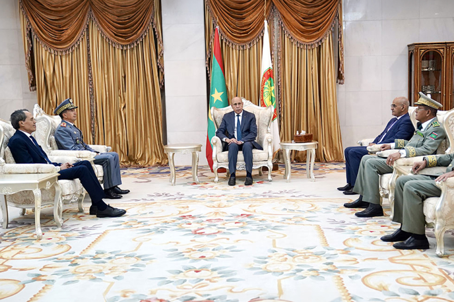 Le président mauritanien Mohamed Ould Cheikh El Ghazouani recevant le général de corps d’armée Mohammed Berrid, inspecteur général des FAR et commandant la Zone Sud, au palais présidentiel de Nouakchott, le 7 avril 2026.