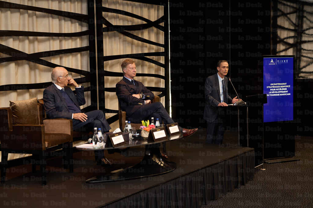 Sébastien Bazin, PDG d’Accor (au centre), aux côtés de Azeddine Guessous, président du conseil de surveillance de Risma (à gauche) et Amine Echcherki, président du directoire de Risma, lors de l’annonce du renforcement du partenariat entre les deux groupes, le 3 avril 2026. Crédit : Le Desk