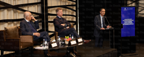 Sébastien Bazin, PDG d’Accor (au centre), aux côtés de Azeddine Guessous, président du conseil de surveillance de Risma (à gauche) et Amine Echcherki, président du directoire de Risma, lors de l’annonce du renforcement du partenariat entre les deux groupes, le 3 avril 2026. Crédit : Le Desk