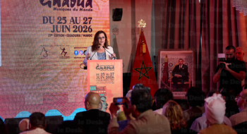 Neïla Tazi, productrice et fondatrice du Festival Gnaoua et Musiques du monde d’Essaouira, lors de la conférence de presse présentant sa 27e édition, le 21 avril 2026 à Casablanca.