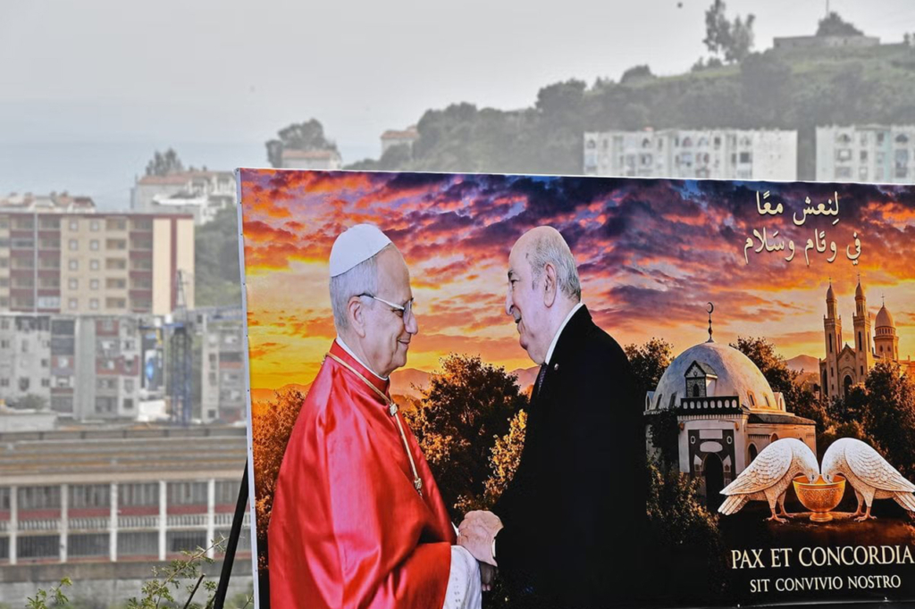 Une affiche du pape Léon XIV et du président Abdelmadjid Tebboune, en Algérie, lors de la visite pontificale.