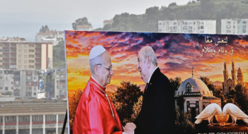 Une affiche du pape Léon XIV et du président Abdelmadjid Tebboune, en Algérie, lors de la visite pontificale.