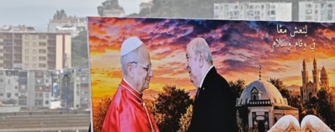Une affiche du pape Léon XIV et du président Abdelmadjid Tebboune, en Algérie, lors de la visite pontificale.