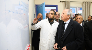 Mohamed Saad Berrada, ministre de l'Éducation nationale, du Préscolaire et des Sports, lors d'une visite dans des établissements scolaires de la province d'Al Haouz.
